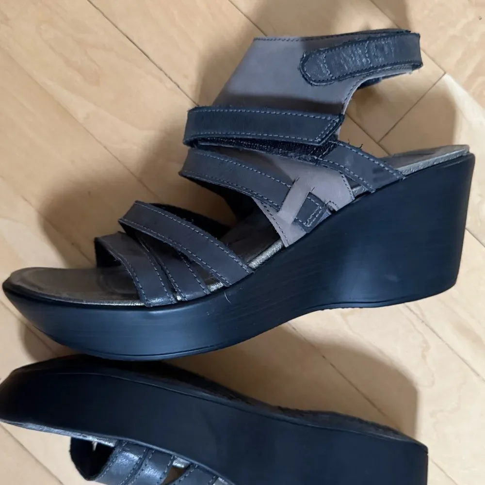Naot Prestigehed Black/Gray Road Leather Wedge Sandal 40 NWOB